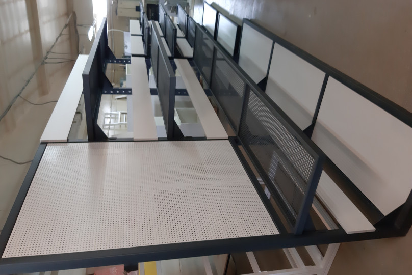 Торговое оборудование: полки и стеллажи